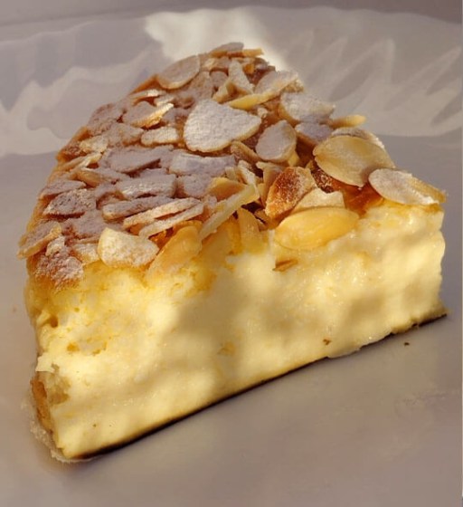 tarta de queso con philadelphia clásico con pétalos de almendra